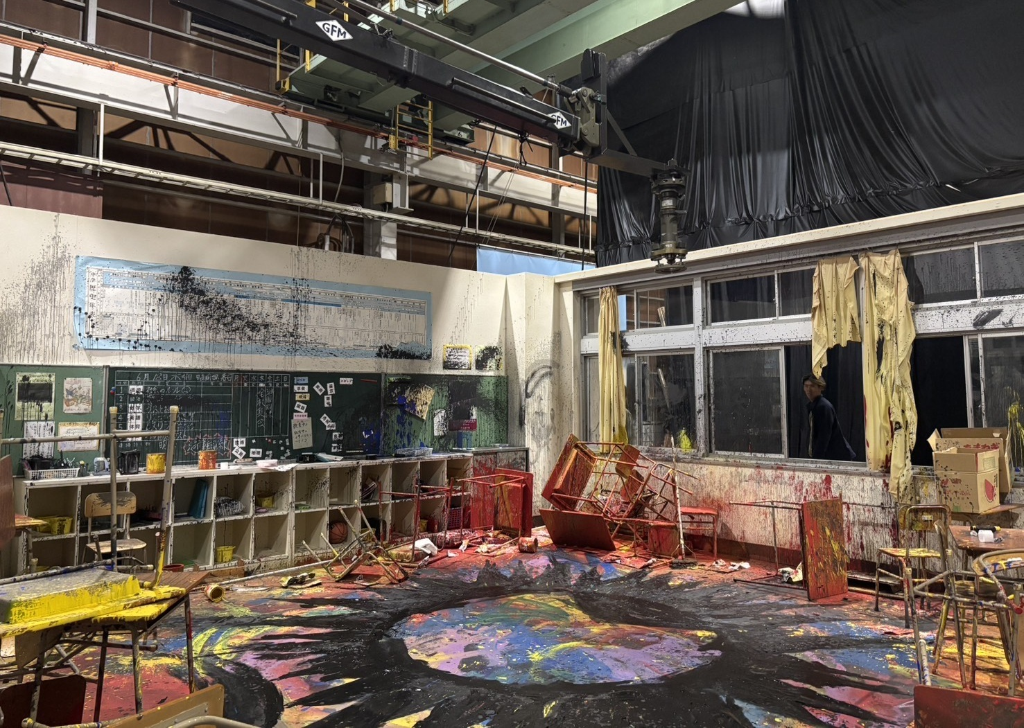 鈴木福&times;あの「惡の華」衝撃の&ldquo;教室ぐちゃぐちゃシーン&rdquo;撮影現場に潜入！深夜の教室で墨汁が舞う！？