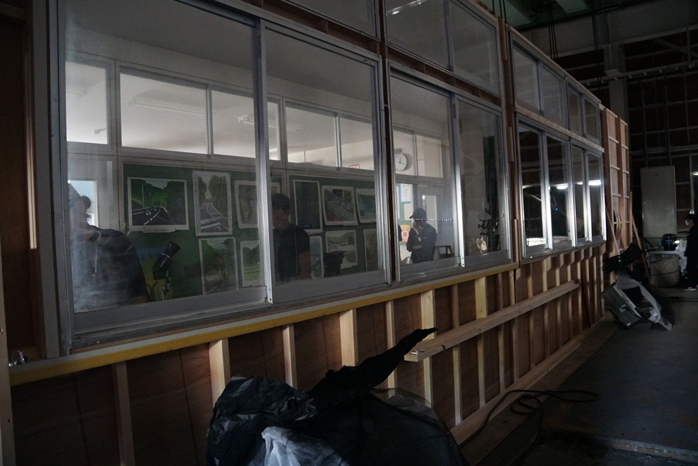 鈴木福&times;あの「惡の華」衝撃の&ldquo;教室ぐちゃぐちゃシーン&rdquo;撮影現場に潜入！深夜の教室で墨汁が舞う！？