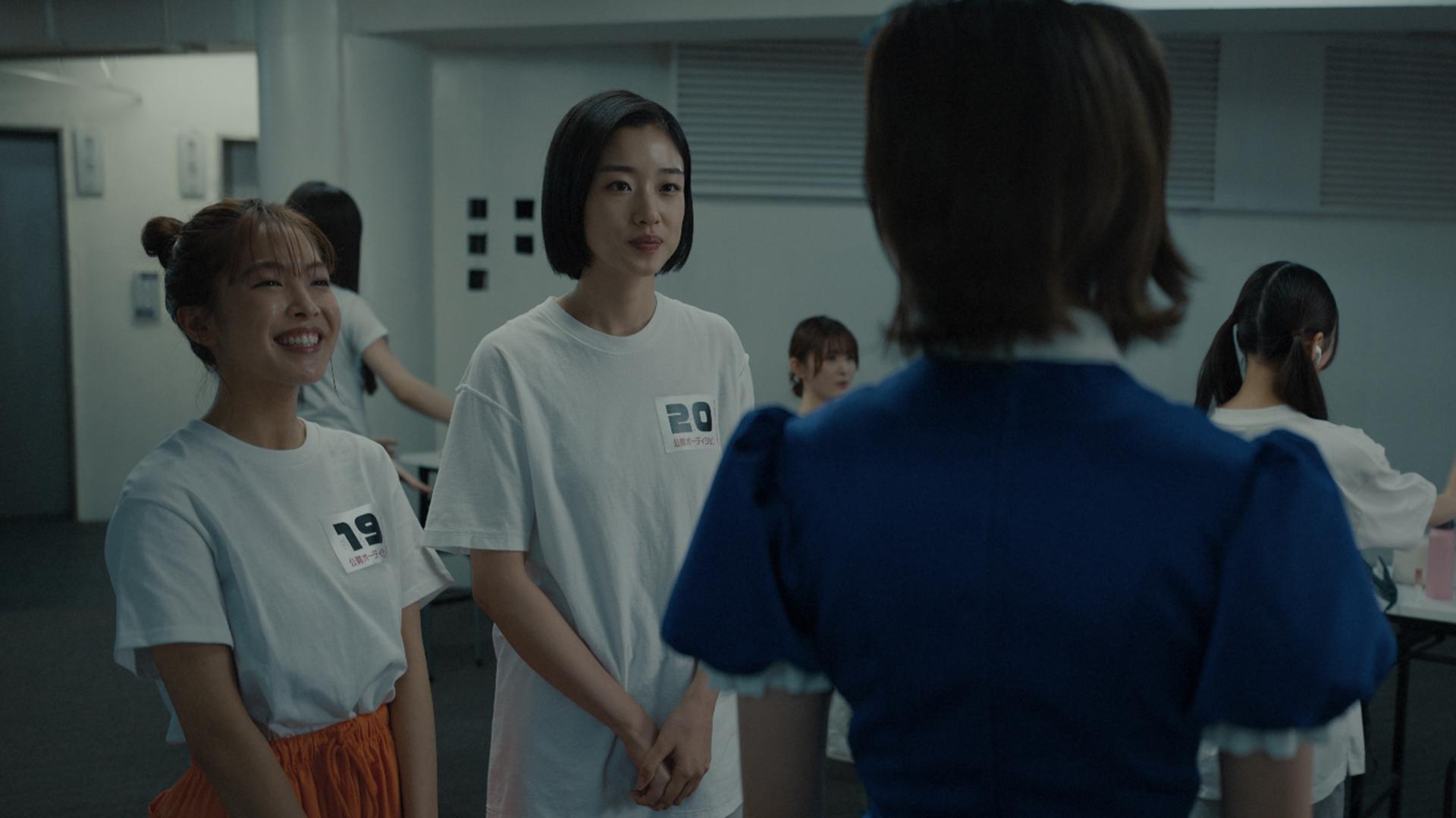 河合優実×坂東龍汰　W主演　ドラマ「RoOT / ルート」玲奈（河合優実）＆花音（寺本莉緒）アイドルオーディションに潜入！どこかおかしいアイドルグループ・ミステリーキッスメンバー直撃！！第6話場面写真到着！
