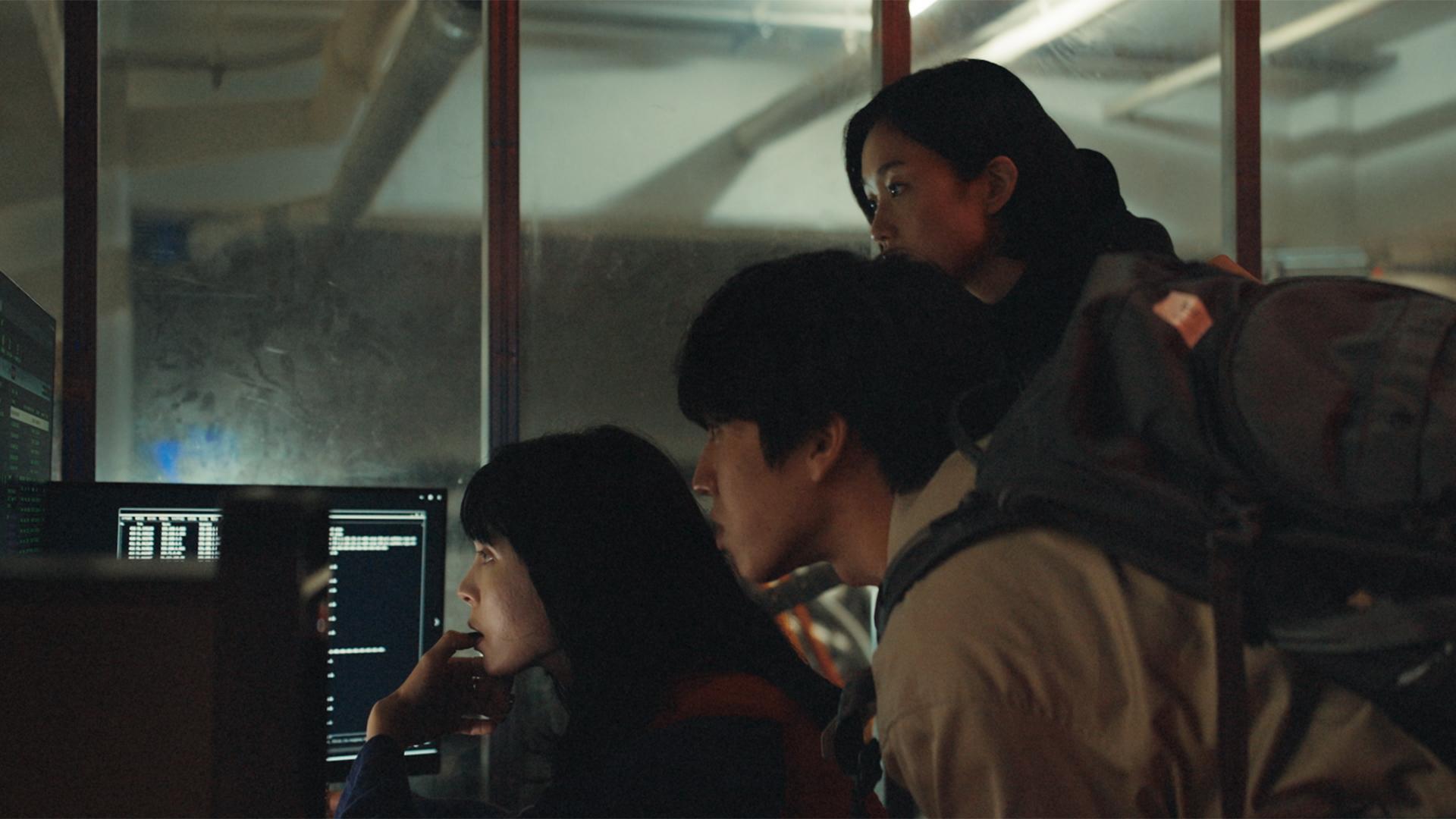 河合優実×坂東龍汰　W主演　ドラマ「RoOT / ルート」聞き取り！尾行！新事実⁉河合優実×坂東龍汰×寺本莉緒　デコボコトリオが地下アイドルの秘密に迫る!!第4話場面写真到着！！