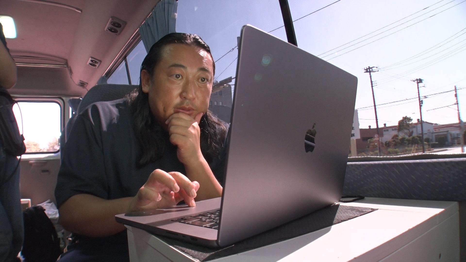 ©テレビ東京 Tシャツを作る秋山さん