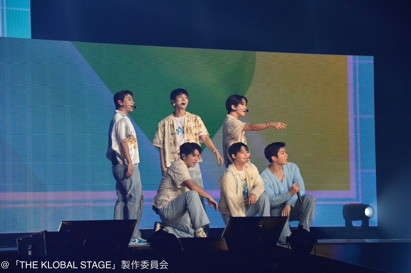 @「THE KLOBAL STAGE」製作委員会続くステージは、入隊中だった韓国人メンバー5人が今年6月末に一斉除隊をし、グループとしての第2幕をスタートさせたばかりのONF!唯一の日本人メンバーで本公演MCであるUと、6人完全体となって登場しました。除隊後初、そして約4年ぶりの来日ステージということもあり、会場内のスクリーンにONFの文字が映し出された瞬間、会場は大歓声の渦に。夏にふさわしい「Popping」で爽やかに登場したあと、トーク場面はほぼ全てを日本語で進行。ステージを歩き回ってファンとコミュニケーションを取りながら入隊中に発表したファンソング「Your Song」を歌いあげた後は、「Ugly Dance」、代表曲「Beautiful Beautiful」を披露し、会場内は大熱狂に包まれました。 「THE KLOBAL LIVE2023」
