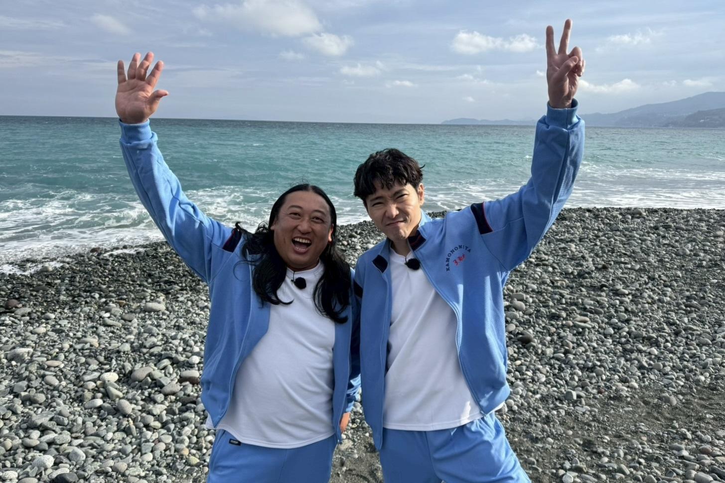 4月9日(木)夜6時25分～放送「秋山ロケの地図」昨年11月、木村拓哉SPで話題を呼んだ“例のフリース番組”が半年ぶりに復活！今回のゲストは俳優・柄本佑！NHK大河ドラマ「光る君へ」で共演した“藤原家の親族”2人が小田原で自由気ままに地図ブラ！