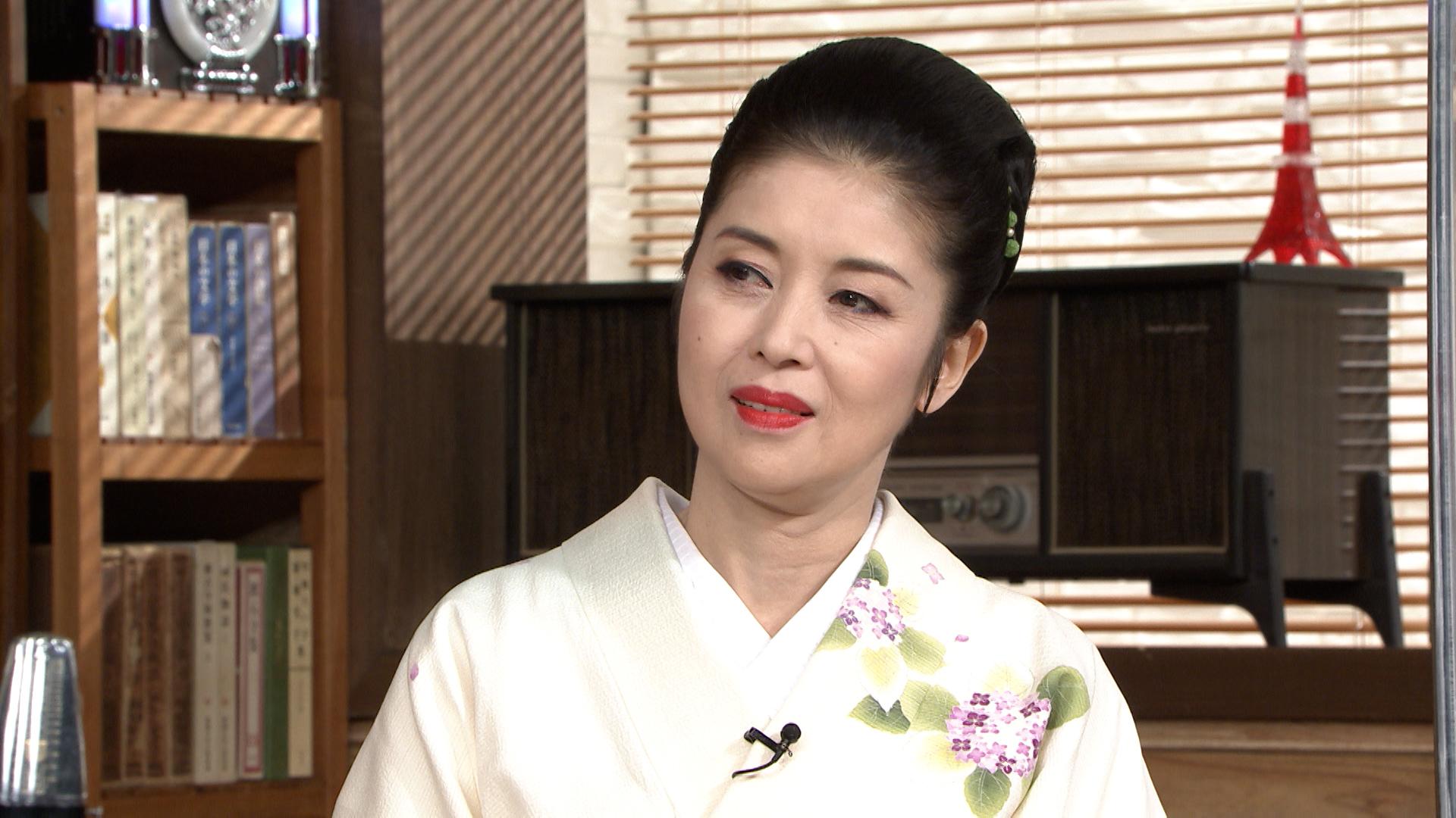 藤あや子　スタジオ写真