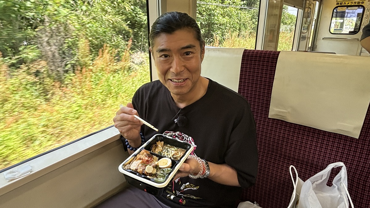 芸能界きっての“駅弁好き”髙嶋政宏が絶景の南九州と激ウマ駅弁を堪能！「ボクと一緒に食べませんか!？」名物駅弁を “ツレ駅弁”で味わう駅弁旅へ