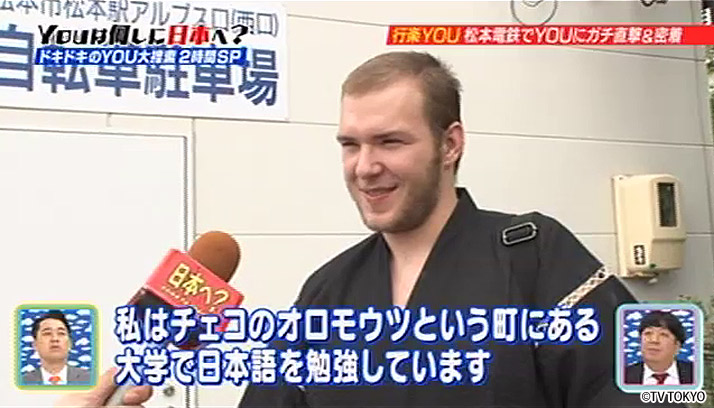 A foreigner in Jinbei with sneakers, very unique combination!