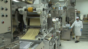 今、世界では日本食が大ブーム。その陰に、ハイテクな日本製食品ロボットの存在が！