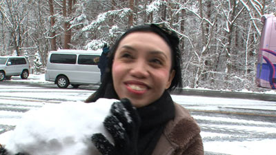 マレーシア人観光客が雪を初体験！