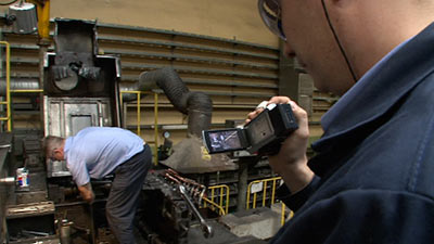 職人の動きをビデオに撮り、無駄がないかチェックするポーランド人