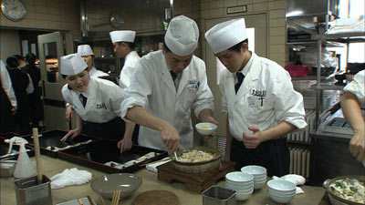日本の料理学校で日本食を学ぶ外国人