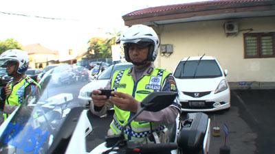 ホンダがつくったスマートフォンを持つ警察官