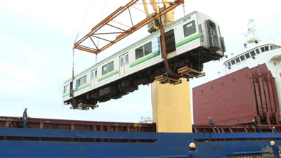 船でインドネシアへ運ばれる横浜線の電車