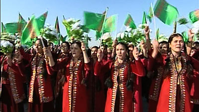 国旗を振る女性