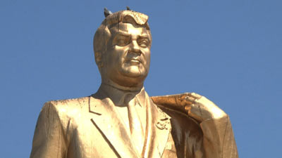 ニヤゾフ前大統領の像