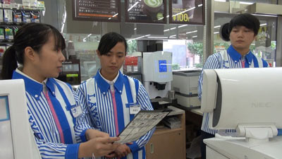 コンビニで働くベトナム人留学生