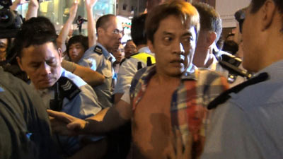 デモ隊を襲撃する“黒社会”