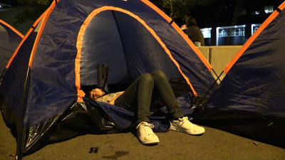 テントで寝泊まりする周庭さん　１７歳の決断とは…