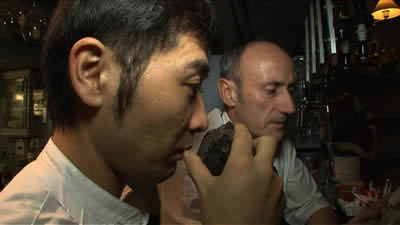 黒トリュフの匂いをかぐ日本人シェフ