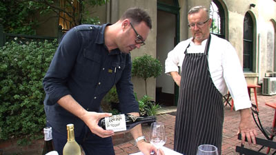 レストランのシェフに日本酒を紹介するアンドレさん