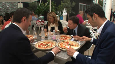 ピザ食すイタリア人