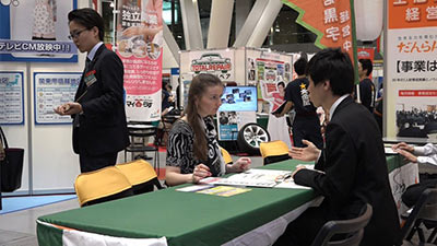 フランチャイズのイベントに来ている外国人