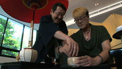 タイで茶道を教える「中村茶舗」中村寿男さん（左）
