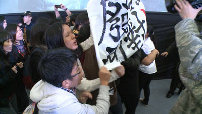 候補者に抗議する若者