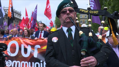 バグパイプのおじさんと鉄鋼所のデモ隊