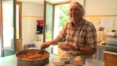 納豆を作るフランス人の男性