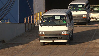 タンザニアの港に日本の中古車