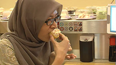 すしきんで食事をする女性