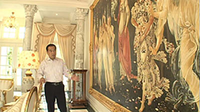 複製絵画の前で話をする小西さん