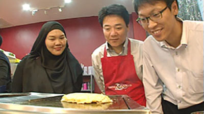 お好み焼きの調理風景