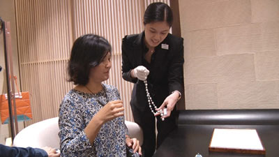 マレーシアのニューリッチ 特別サロンでネックレスを試すところ
