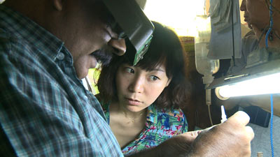 カット職人の仕事をみつめる山口さん