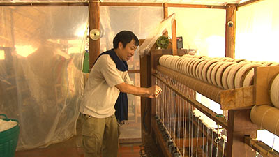 ガラ紡を操作する古澤さん