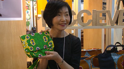 日本でバッグを売り込む母の仲本律枝さん