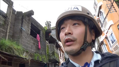 マラウィ市中心部を取材する中村航ディレクター