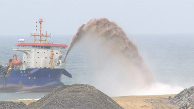 スリランカで人工島を作る中国企業の船