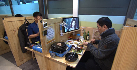 韓国の大勢で食べる文化に異変！<br />日本を真似た？“ひとりメシ”が急増中