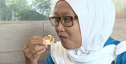 パンを食べる女子高生