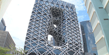 ザハ設計「穴の空いたホテル」
