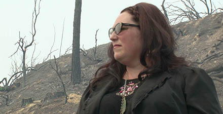 山火事で家を失った女性