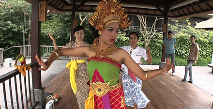 星のやバリで行われている　社員活用法　インドネシア舞踊の練習