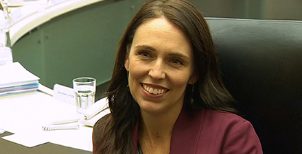 国のトップとして初めて産休をとったニュージーランドのアーダーン首相