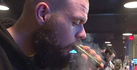 大麻を吸う人