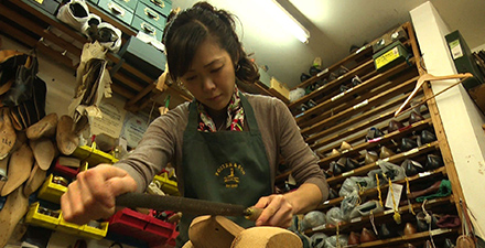 靴職人として働く　日本人の女性