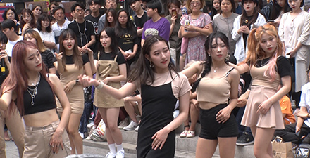 弘大で踊る韓国の若者たち人