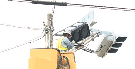 信号機を電球式からLED式に取り換える現場