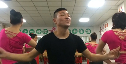 施設で踊るウイグル族